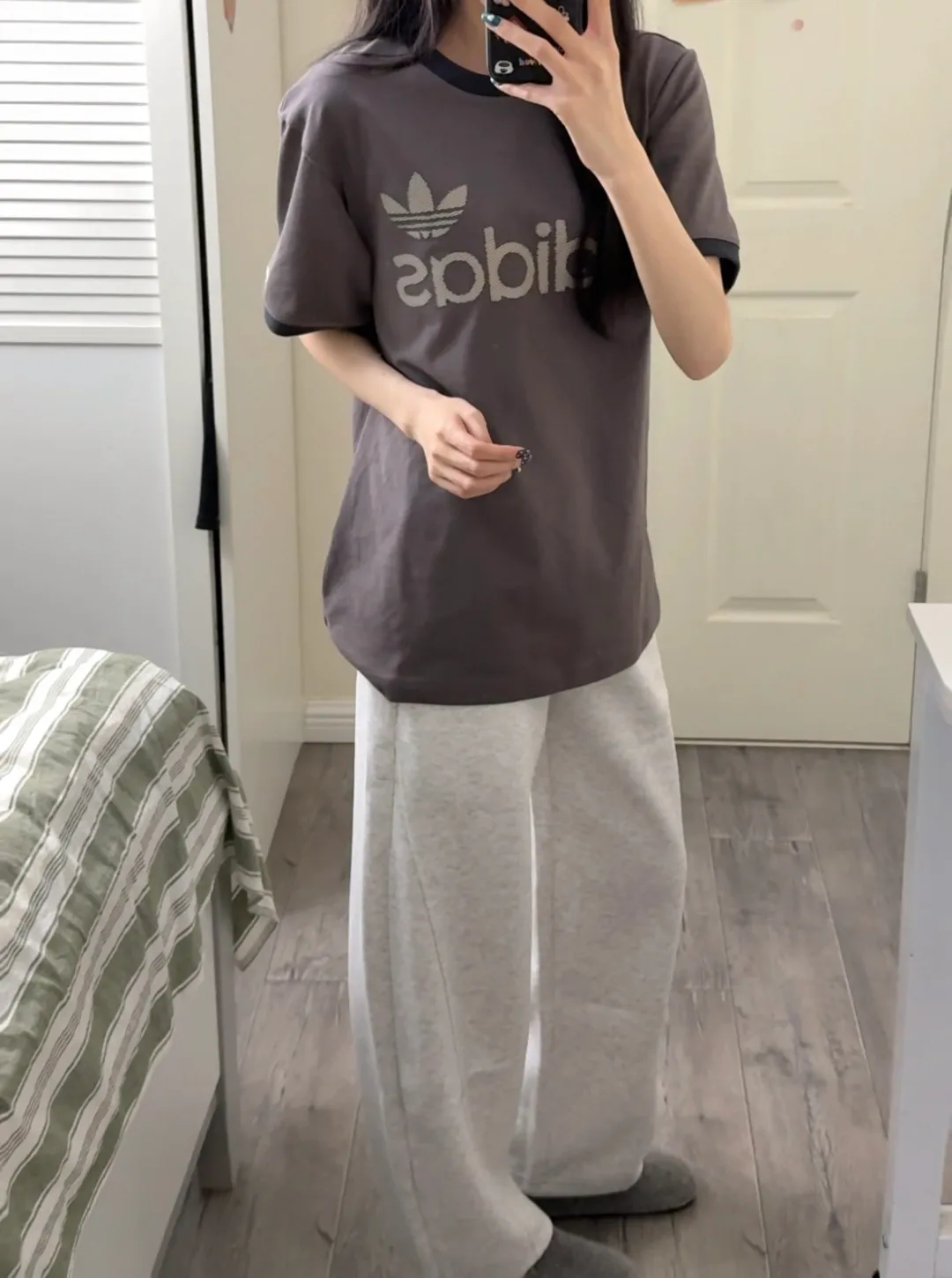No watermark upper body rendering 𝟬𝟱𝟰𝟰#Exclusive real shot/difference between various stolen pictures and online version on the market [𝗮𝗱𝗶𝗱𝗮𝘀Adidas Clover & Wang Hexi Same Style Contrast Color Retro T-shirt] ✅This Retro Contrast Color T-shirt directly brings out the American Retro feel Classic round neck with contrasting edging design, available in white, red and dark gray colors. No matter skin color or body shape, men and women can easily choose the same style for couples! . ✅ Original mold opening, pure original/tag washed wheat ribbon individually coded/full set of 1:1 customized accessories ➕Customized three-label ➕𝗬𝘂𝗮𝗻 version of the tag ➕𝗹𝗼𝗴𝗼 packaging bag🔥 ➕Scan the QR code to enter the official website. Complete with three labels! Perfect Quality! Highly recommended! ✅Top version, ins Xiaohongshu Kuaishou = lots of bloggers’ outfits. ✅Adi’s absolute Hot Sale star Same Style details are online, feel free to compare! The iconic Adidas logo embellishes the chest, highlighting the brand's charm. Fixed color and classic three-bar stripes, classic will never go out of style! Versatile is not picky, the original model is perfect for the upper body, so buy it with your eyes closed! ✅Easily adaptable to various sports or daily leisure scenes. Whether you are running for fitness or hanging out on the street, it can keep you full of energy without losing the sense of fashion. ✅Complete sizes to meet the needs of different body shapes! Color; White Size S-XXL